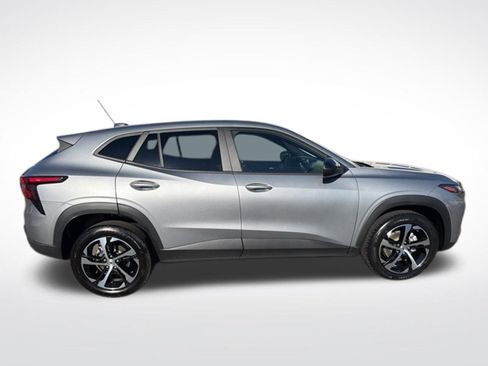 Used 2024 Chevrolet Trax RS w/ Driver Confidence Package FWD image 2