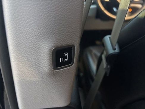 Used 2023 Chrysler Pacifica Touring-L image 30