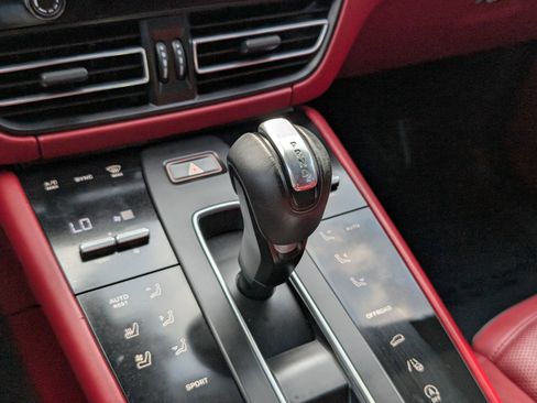 Used 2023 Porsche Macan Turbo image 21