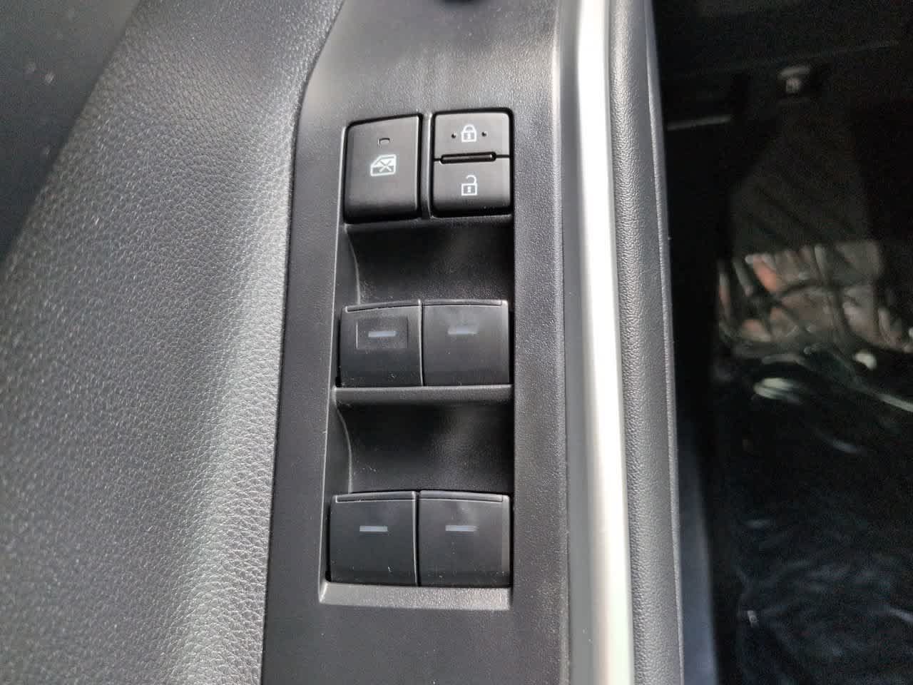 Used 2023 Toyota Highlander LE FWD image 22