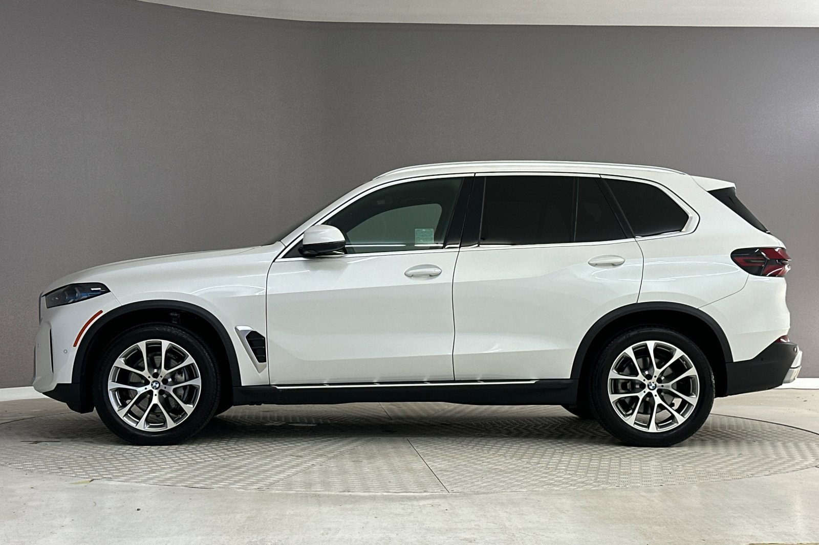 Used 2025 BMW X5 xDrive40i w/ Parking Assistance Package AWD/4WD image 2