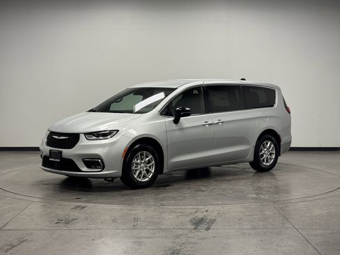 New 2026 Chrysler Pacifica Select image 4
