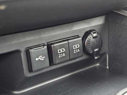 Used 2021 Toyota Highlander XLE AWD/4WD image 29