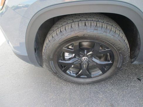 Used 2025 Volkswagen Atlas Peak Edition SE image 13