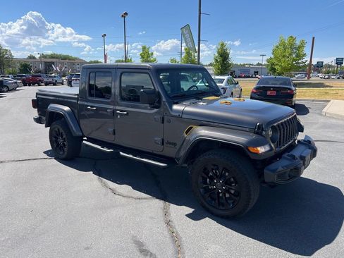 Used 2024 Jeep Gladiator Sport AWD/4WD image 6