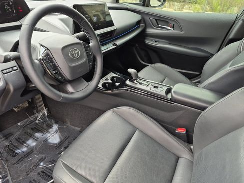 Used 2025 Toyota Prius FWD image 9