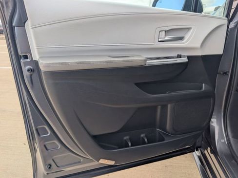 Used 2025 Toyota Sienna XLE image 21