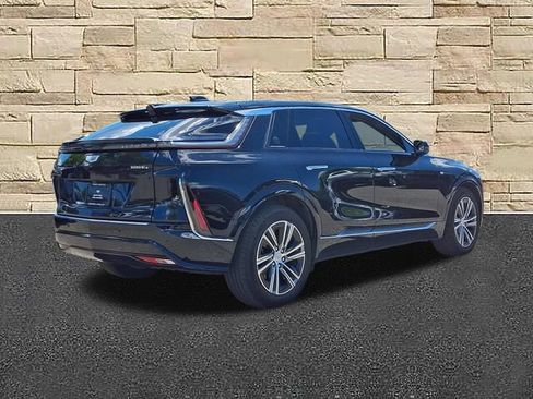 Certified 2024 Cadillac Lyriq Luxury AWD/4WD image 4