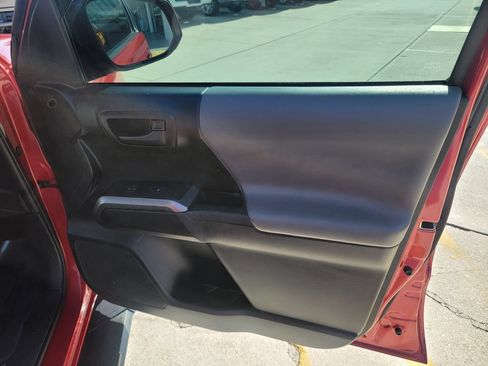 Used 2018 Toyota Tacoma SR5 AWD/4WD image 13
