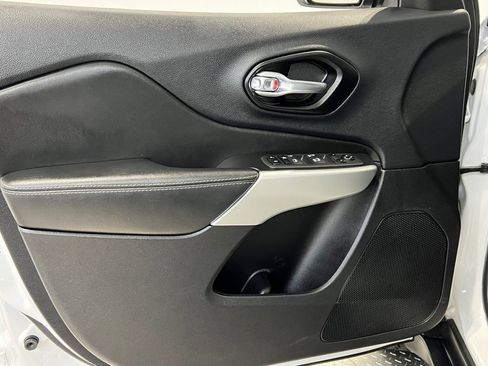 Used 2022 Jeep Cherokee Latitude w/ Sun & Sound Group image 28