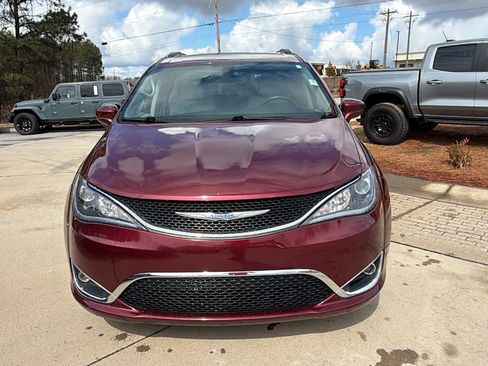 Used 2018 Chrysler Pacifica Touring-L w/ Tire & Wheel Group image 3