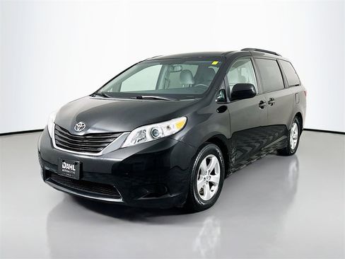 Used 2015 Toyota Sienna LE image 3