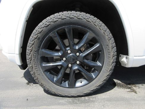 Used 2017 Jeep Grand Cherokee Altitude AWD/4WD image 18