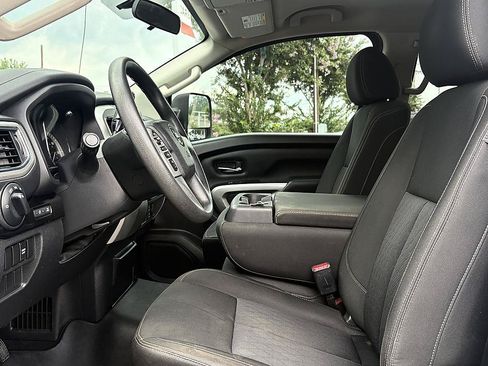 Used 2018 Nissan Titan SV RWD image 8