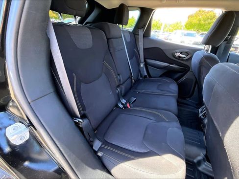 Used 2016 Jeep Cherokee Latitude FWD image 19