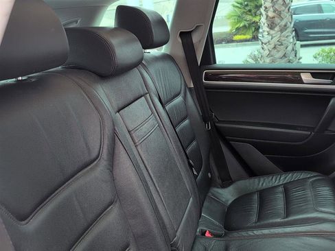 Used 2014 Volkswagen Touareg TDI image 14