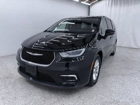 Used 2023 Chrysler Pacifica Touring-L FWD image 5