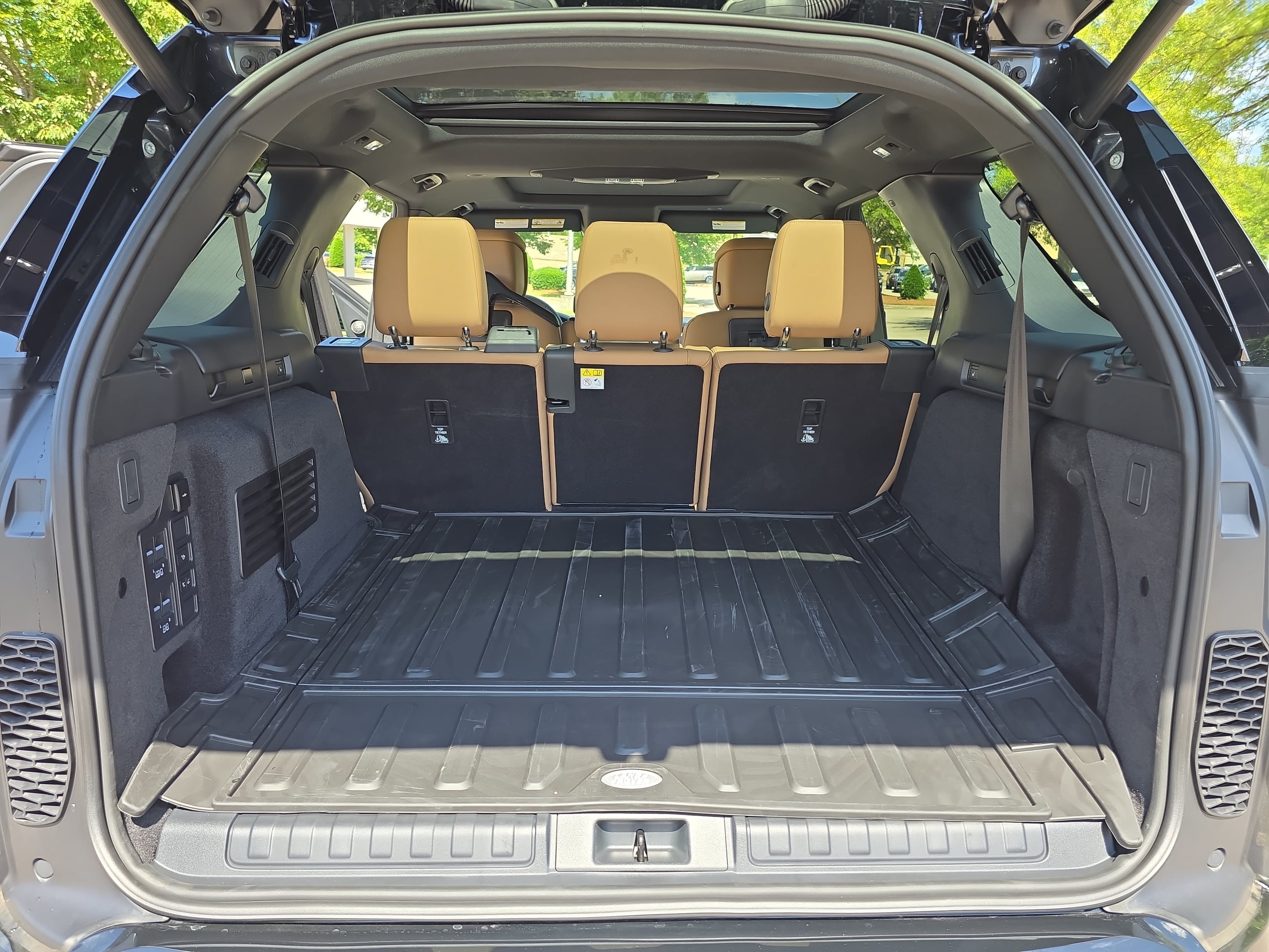 New 2026 Land Rover Discovery Limited Edition AWD/4WD image 12