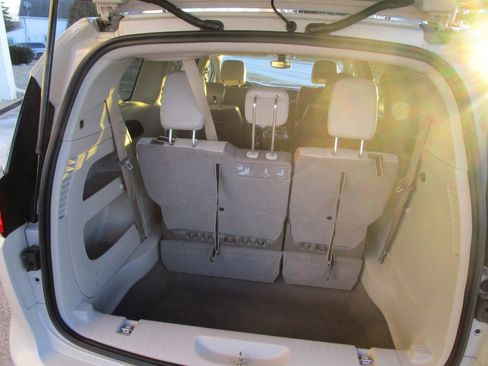 Used 2017 Chrysler Pacifica Touring-L w/ Tire & Wheel Group image 10