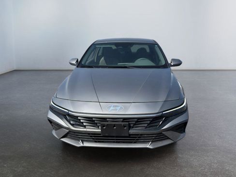 Certified 2024 Hyundai Elantra SE image 2