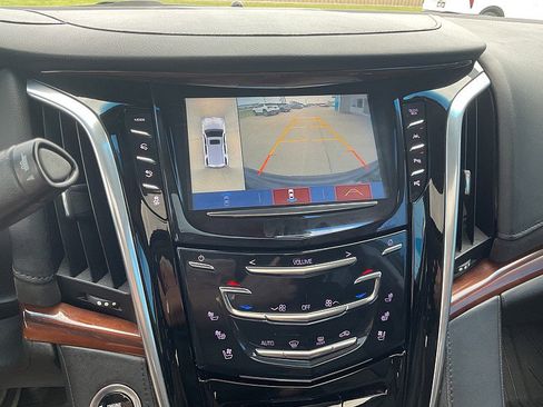 Used 2019 Cadillac Escalade Luxury AWD/4WD image 21