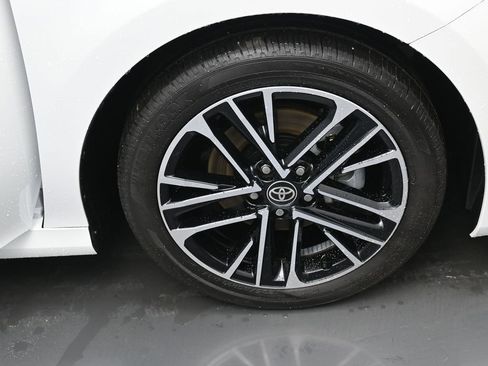 Used 2025 Toyota Camry XLE w/ Premium Package image 40