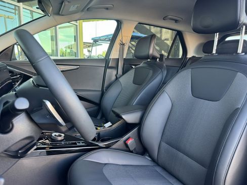 Used 2024 Kia Niro EX image 33