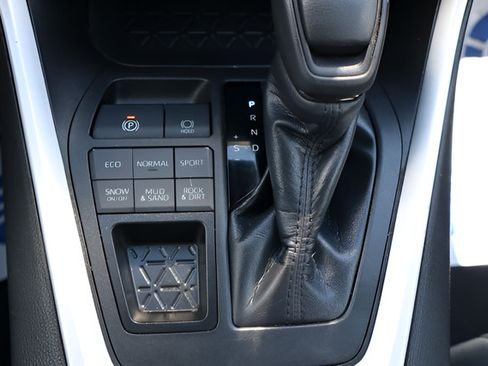 Used 2022 Toyota RAV4 XLE AWD/4WD image 23