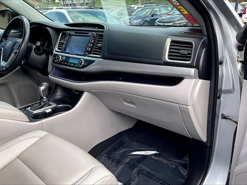 Used 2019 Toyota Highlander XLE image 16