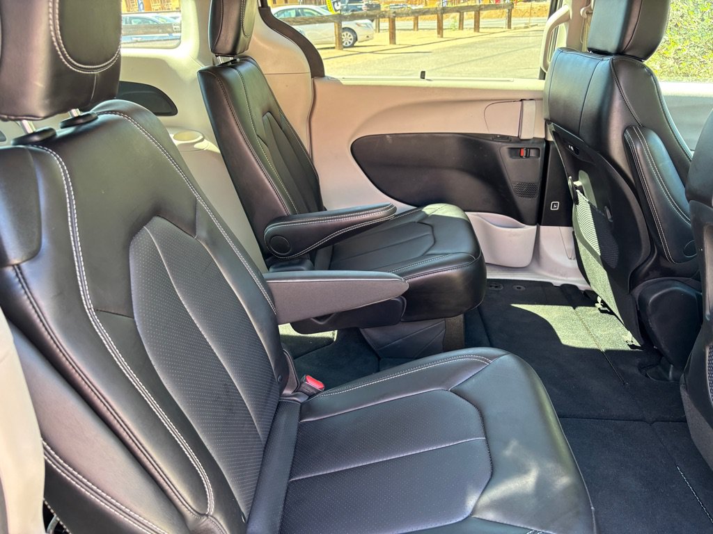 Used 2024 Chrysler Pacifica Touring-L AWD/4WD image 23