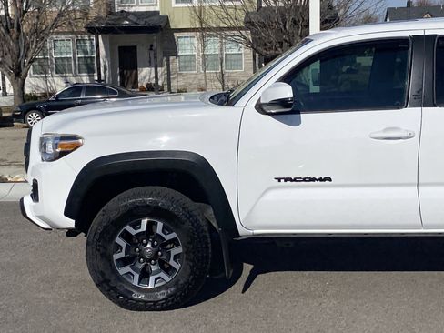 Used 2017 Toyota Tacoma TRD Off-Road image 2
