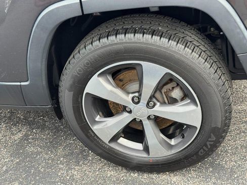 Used 2019 Jeep Cherokee Limited AWD/4WD image 7
