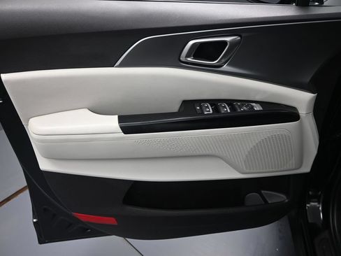 Certified 2024 Kia Carnival LX FWD image 9