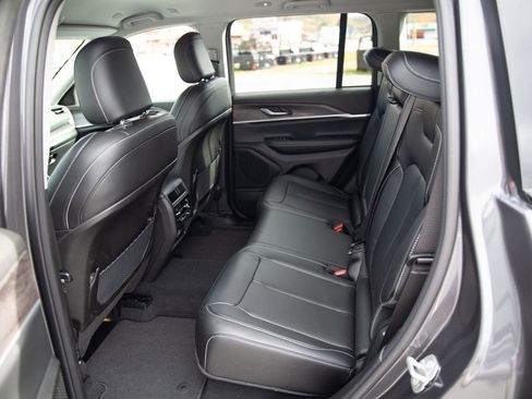 Used 2023 Jeep Grand Cherokee Limited image 22