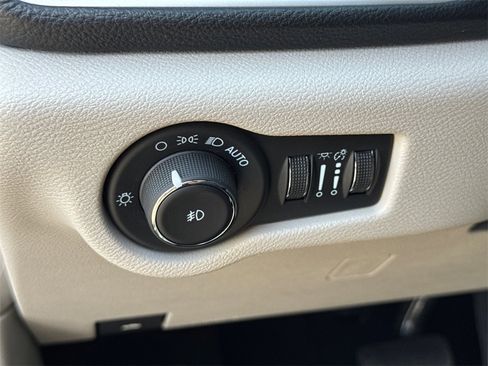 Used 2024 Chrysler Pacifica Select image 28