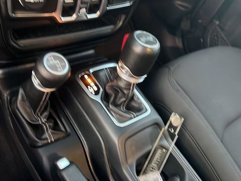 Used 2020 Jeep Wrangler Unlimited Sahara image 27