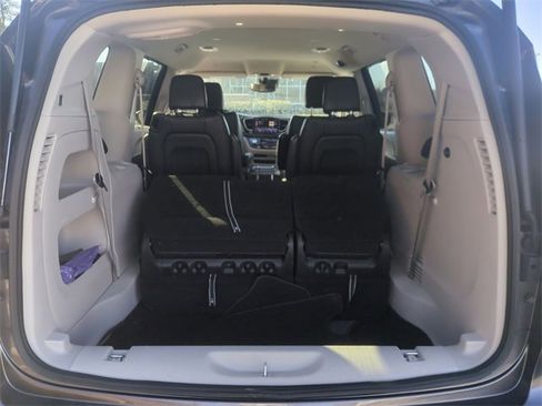 Used 2023 Chrysler Pacifica Touring-L image 23