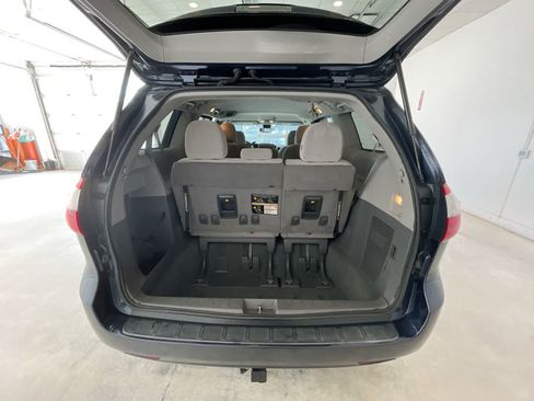 Used 2020 Toyota Sienna LE w/ Carpet Mat Package FWD image 24