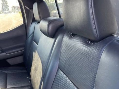 Used 2019 Toyota Tacoma TRD Sport w/ TRD Premium Sport Package AWD/4WD image 5