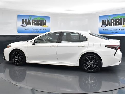 Used 2022 Toyota Camry SE FWD image 2