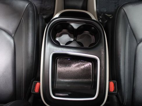Used 2024 Chrysler Pacifica Touring-L FWD image 31