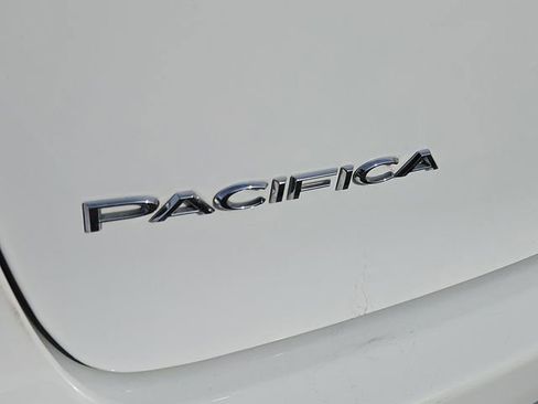 Used 2023 Chrysler Pacifica Touring-L image 20