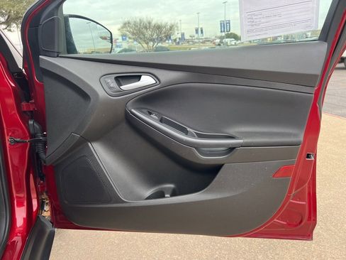 Used 2016 Ford Focus SE w/ SE Power Seat Package image 10