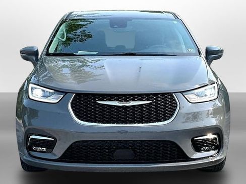 Used 2022 Chrysler Pacifica Touring-L FWD image 2