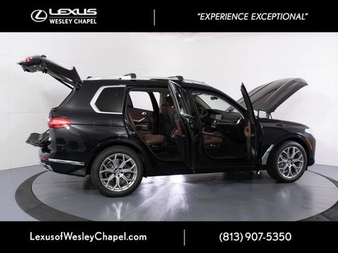 Used 2022 BMW X7 xDrive40i w/ Parking Assistance Package AWD/4WD image 11