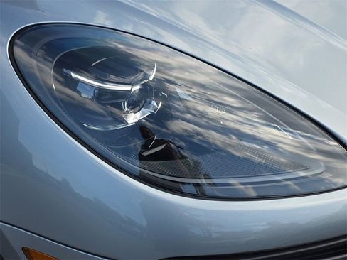Certified 2025 Porsche Macan Base image 15