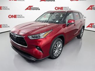Used 2023 Toyota Highlander Platinum FWD video 3