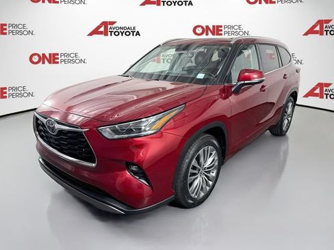 Used 2023 Toyota Highlander Platinum FWD image 3