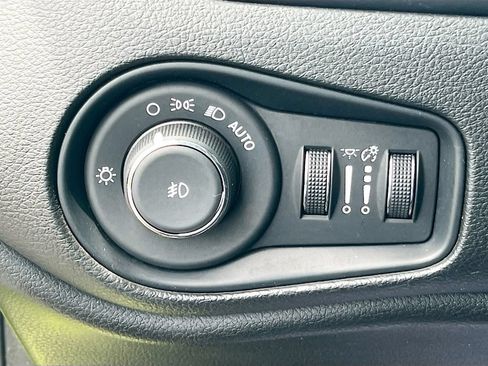 Used 2017 Jeep Renegade Latitude w/ Popular Equipment Group FWD image 10