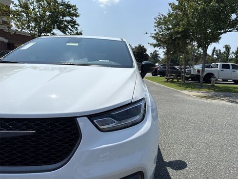 New 2026 Chrysler Pacifica Select image 8
